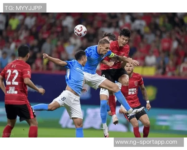 杨一鸣肘击被红牌罚下新鹏城领先后遭遇人数劣势 杨一鸣肘击被红牌罚下新鹏城领先后遭遇人数劣势