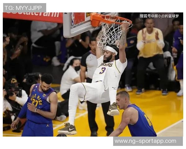 布劳恩展现排球技巧接穆雷长传双手垫球成功完成空接 布劳恩展现排球技巧接穆雷长传双手垫球成功完成空接