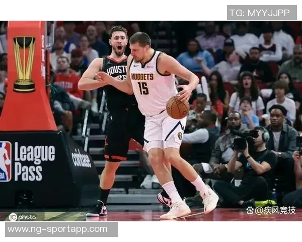 申京赛后与约基奇亲密互动展现友谊与尊重的瞬间 申京赛后与约基奇亲密互动展现友谊与尊重的瞬间